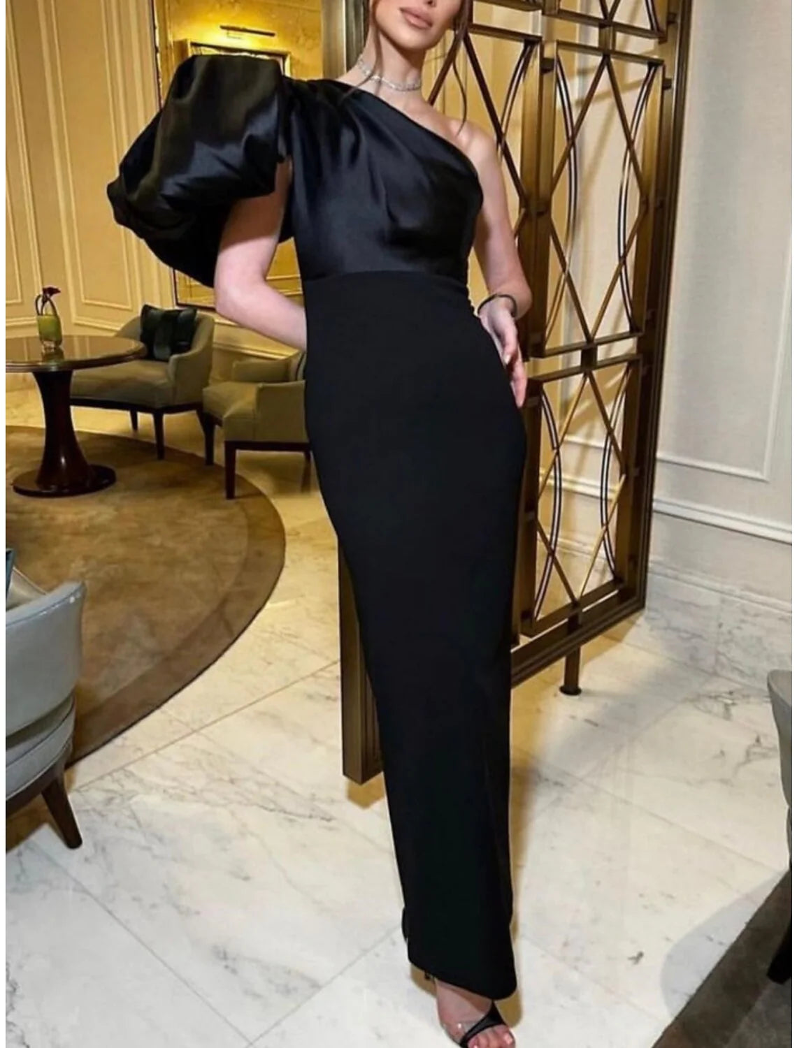 Etuikleid/Säulenkleid, elegantes Abendkleid, formelles, knöchellanges schwarzes Kleid, kurze Ärmel, eine Schulter, Satin mit Rüschen